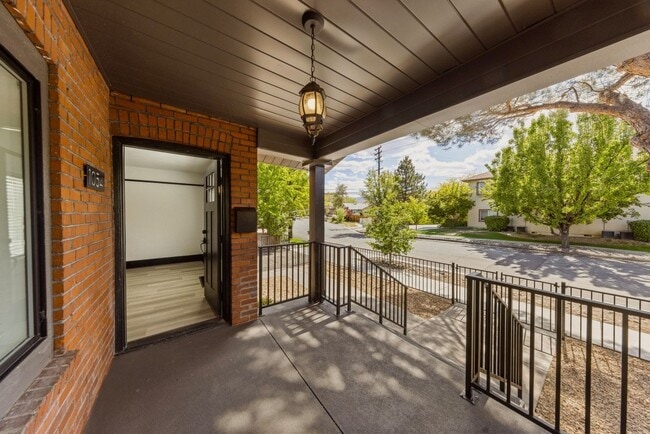 Building Photo - Contemporary Townhouse in Midtown Reno