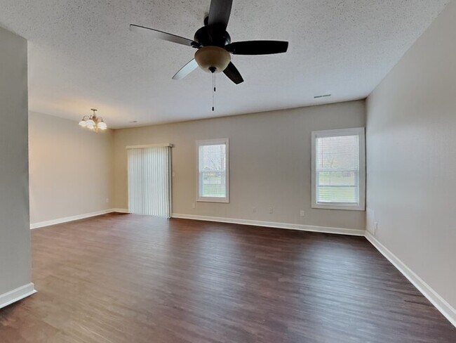 Foto del edificio - 4 bed 2 bath with fenced in backyard!