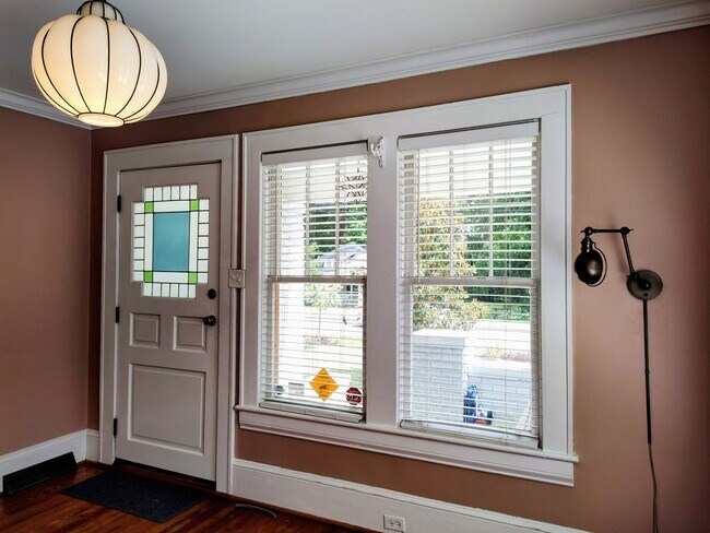 Foto del edificio - Charming 2-Bedroom, 2-Bath Brick Ranch Home in Midwood!