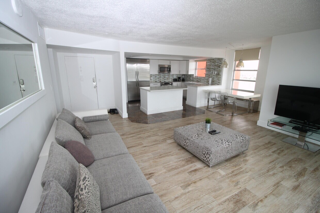 Foto principal - 1351 NE Miami Gardens Dr