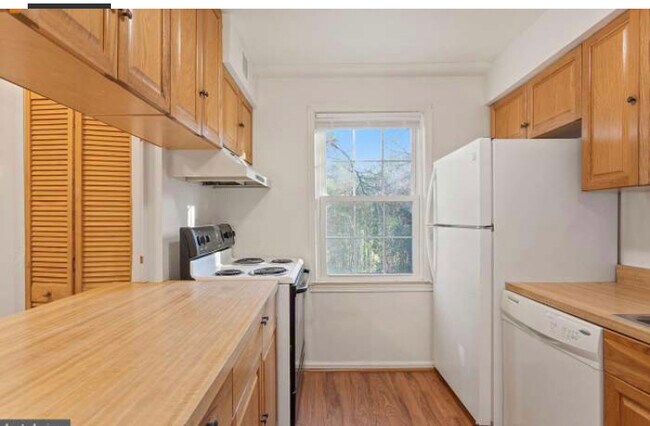 Kitchen - 2059 38th St SE