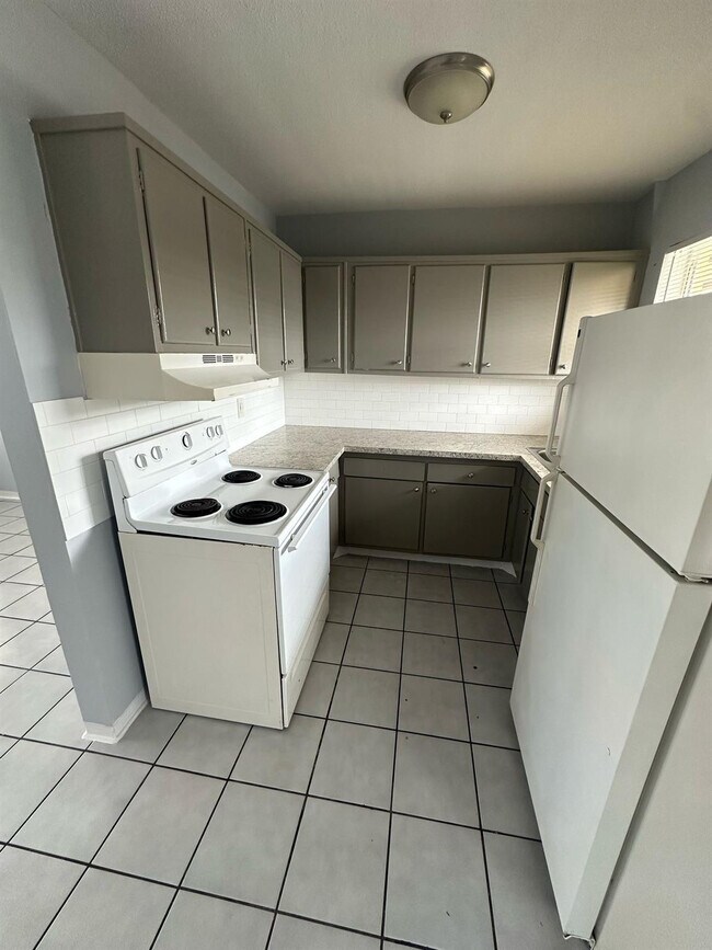 Building Photo - 2917 Middle River Dr