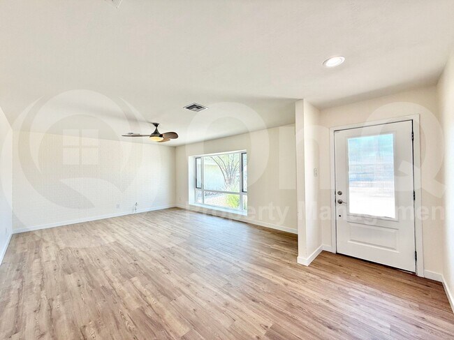 Foto del edificio - 6402 E Holly St