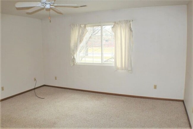 Building Photo - $1,095 | 2 Bedroom, 1 Bathroom 1st Floor C...