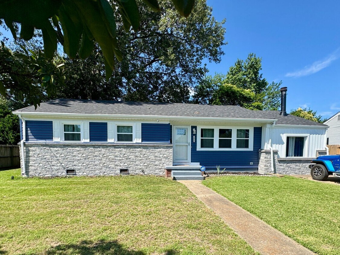 Primary Photo - Charming Brick Ranch Near the Beach & Bases