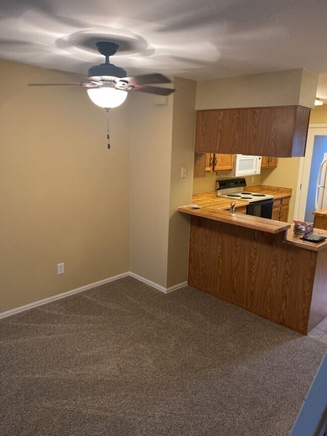 Building Photo - 3 br, 2.5 bath House - 3432 Queen Anne Way