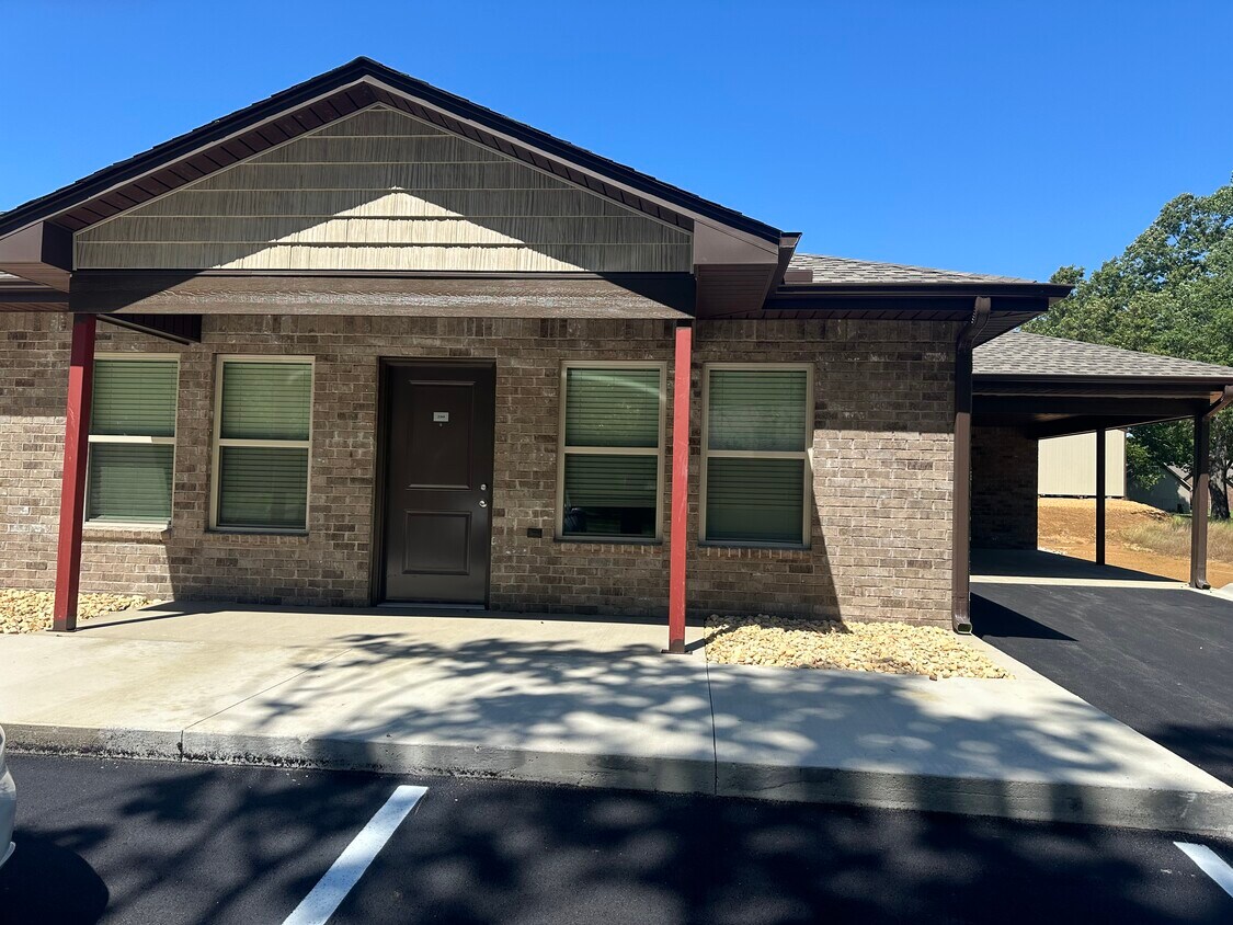 Front - 208 Oak Ct
