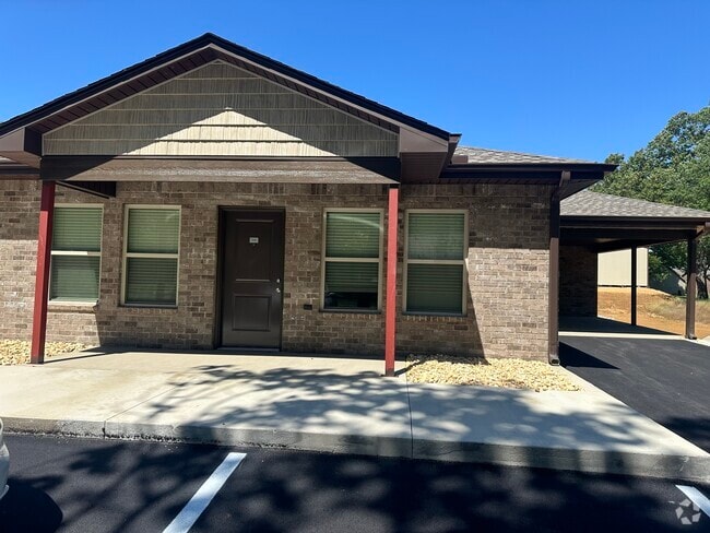 Building Photo - 208 Oak Ct