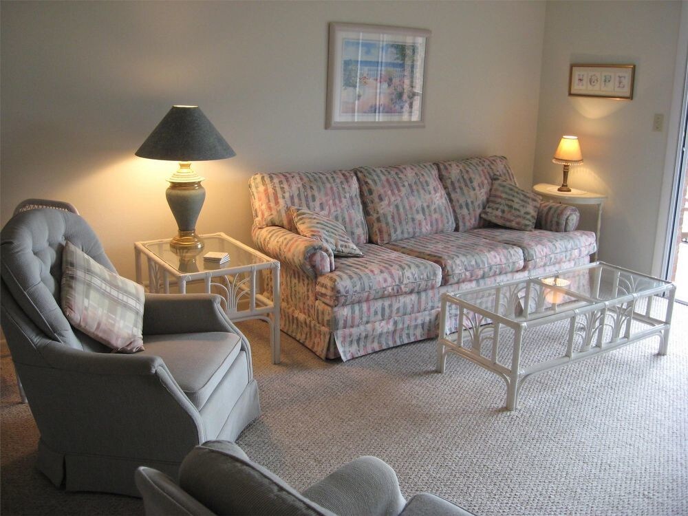 Primary Photo - 211 Airport Ave E