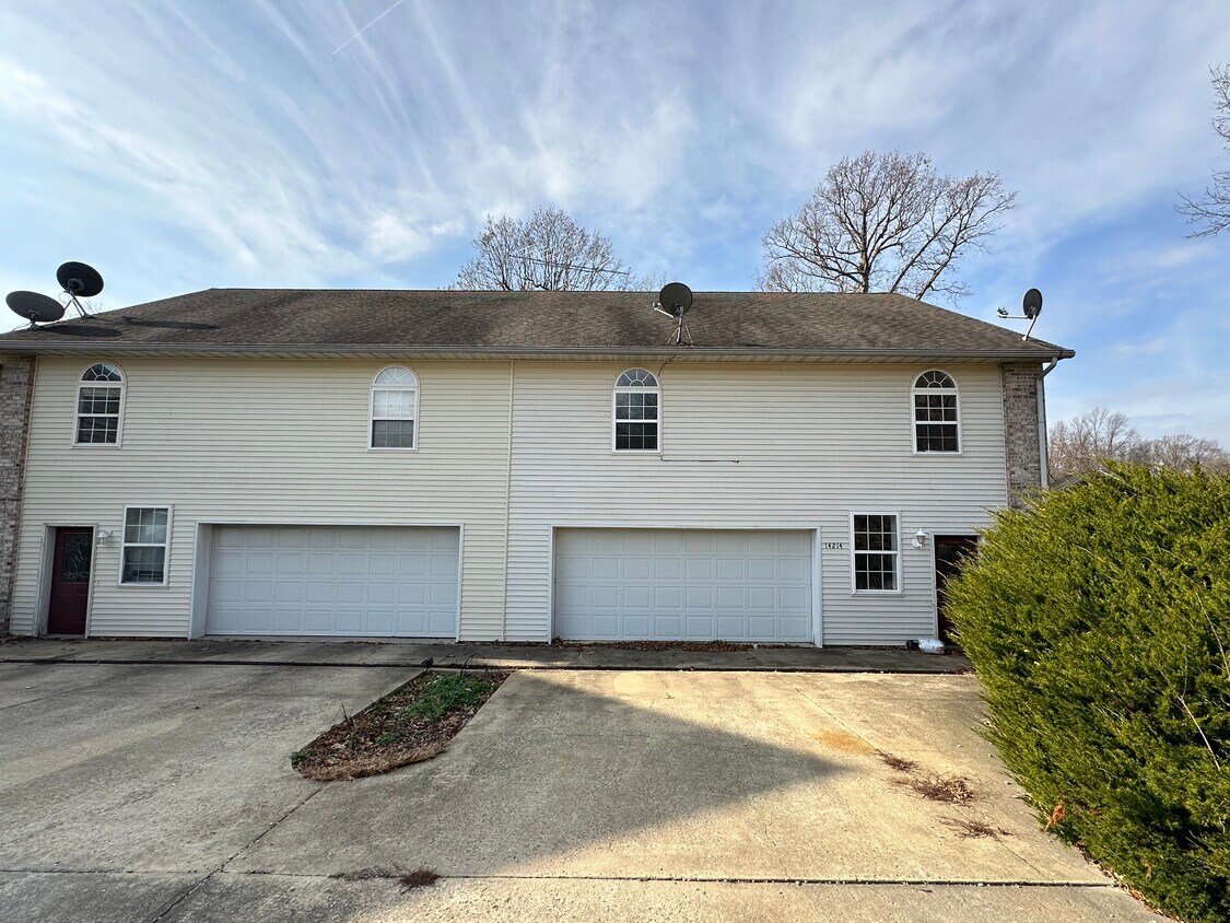 Primary Photo - 14214-14920 920 East Rd