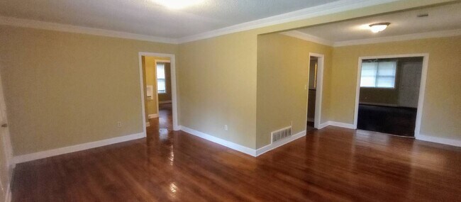 Foto del edificio - 4 Success is now offering this Spacious 3 ...