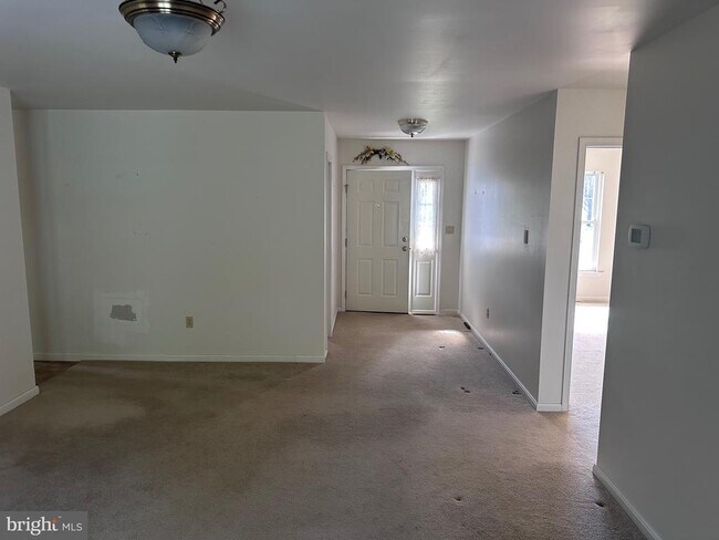 Building Photo - 320 N Kemp St
