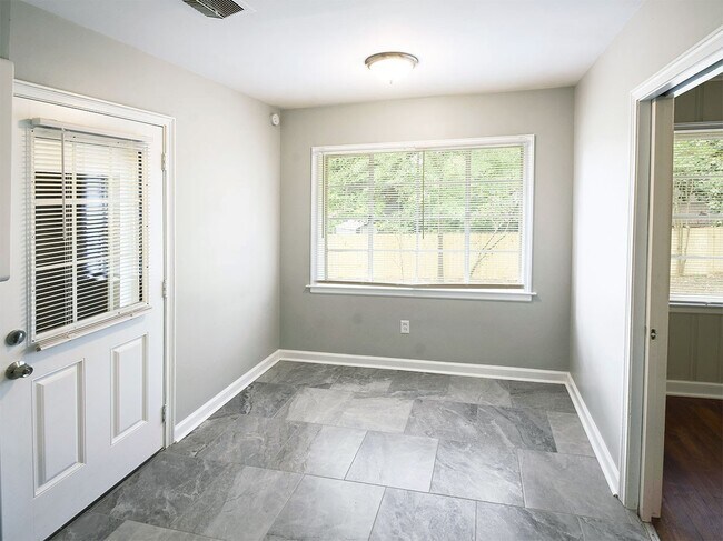 Foto del edificio - Newly updated 3 bed, 2 bath near U of M