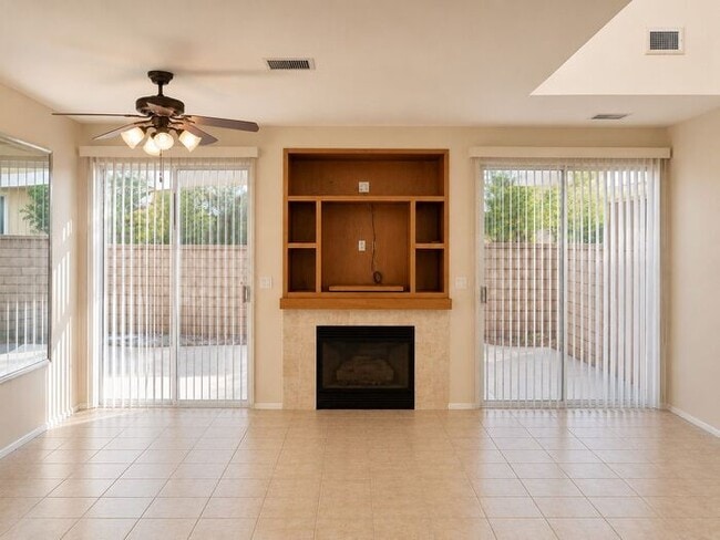 Building Photo - Available Now Beautiful Dual MSTR 2 + 2.5 Townhouse Valencia