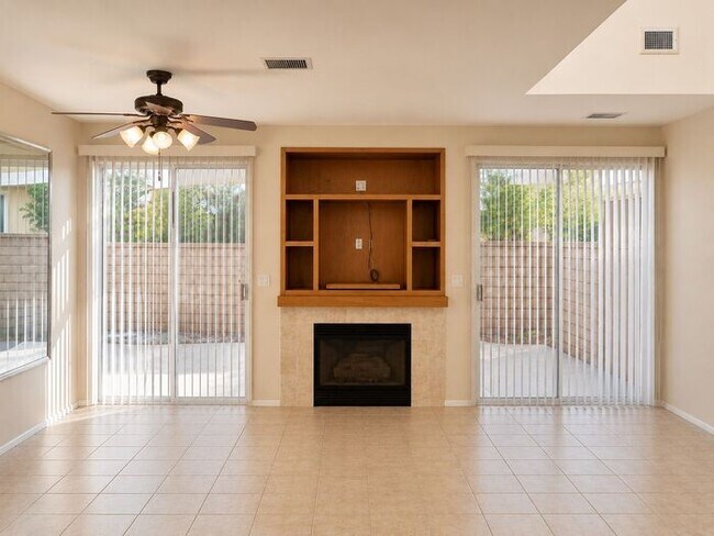 Foto del edificio - Available Now Beautiful Dual MSTR 2 + 2.5 Townhouse Valencia