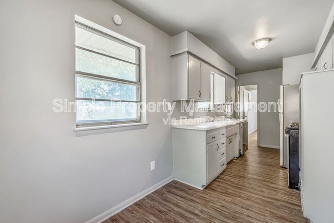 Building Photo - 3221 Beechwood Dr