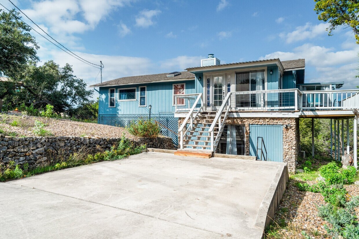 193 Black Oak Dr, Canyon Lake, TX 78133 Room for Rent in Canyon Lake