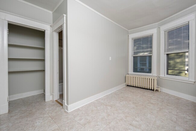 Building Photo - 369 Morris St