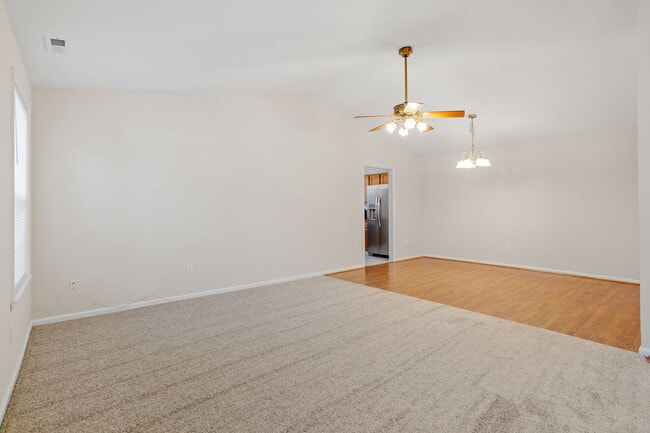 Foto del edificio - 101 Stoneham Dr