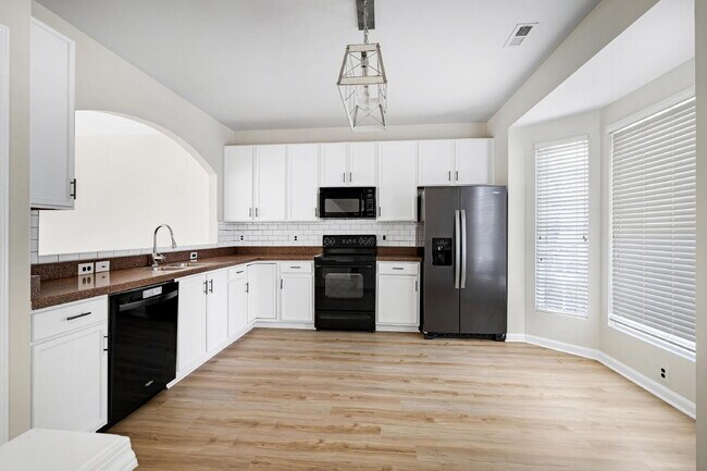 Foto del edificio - 812 Walnut Woods Dr