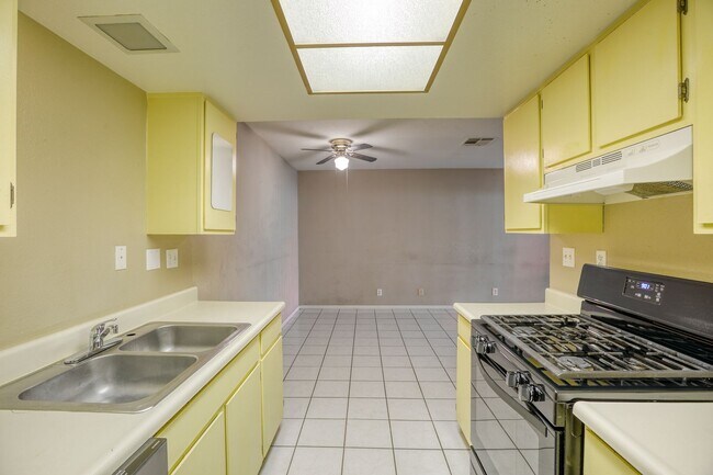 Building Photo - 1 Bed / 1 Bath Comfortable Townhome in Las...