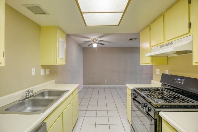 Foto del edificio - 1 Bed / 1 Bath Comfortable Townhome in Las...