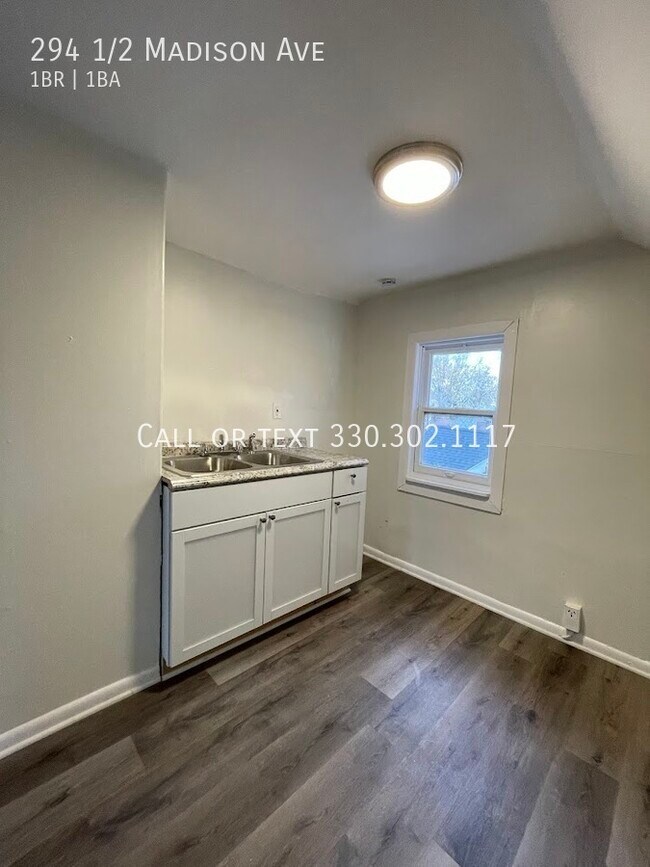 Foto del edificio - One bedroom one bathroom third level apart...