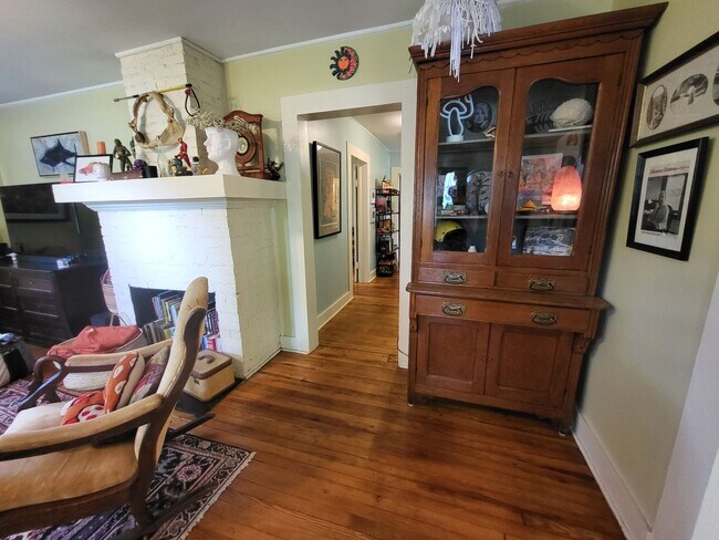 Foto del edificio - Charming Home in Crawford, Available August