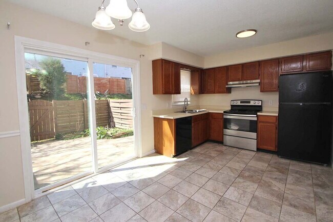 Foto del edificio - Four Bedroom Townhome with Plenty of Space!