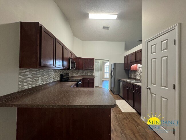 Building Photo - Modern Living in Crestview: Spacious 4-Bed...