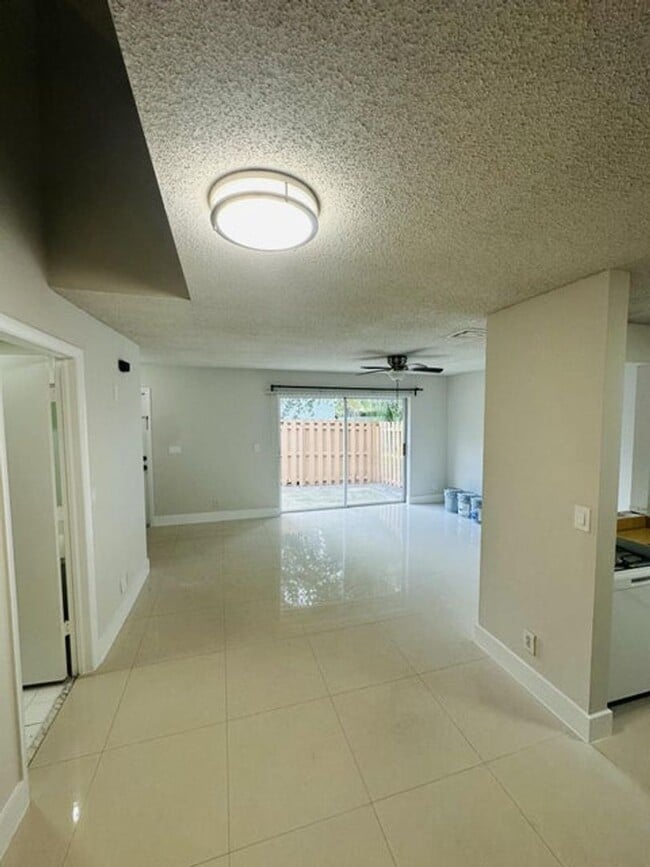Foto del edificio - 451 Cypress Way W