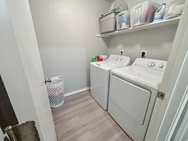 Foto del edificio - 4811 Sterling Manor Dr