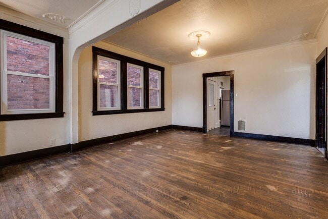 Building Photo - 609 E Warrington Ave