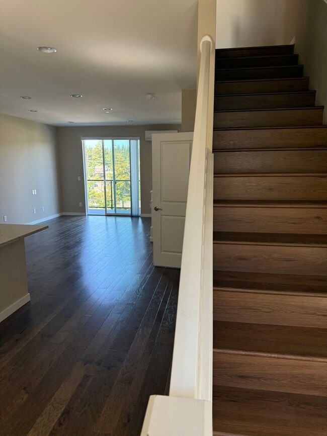 Building Photo - 3bd/2.25ba Lake Forest Park Townhome