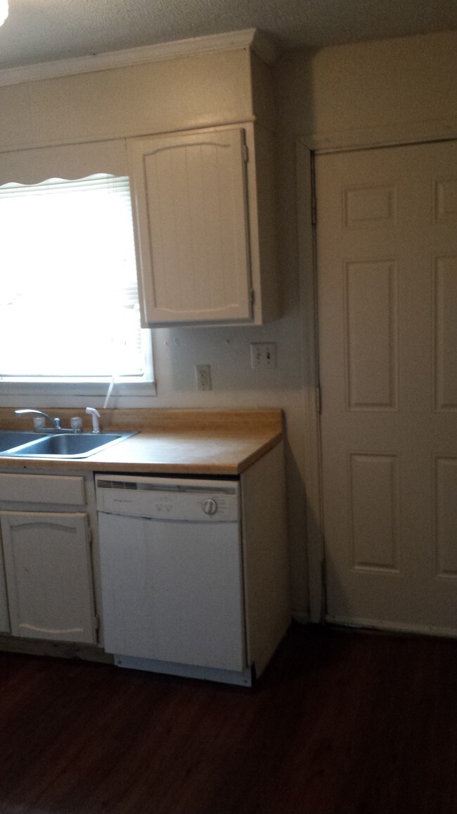 Kitchen - 1013 Davidson Dr
