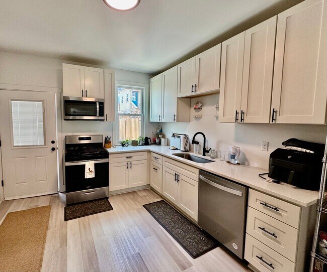 Building Photo - Gorgeous Newly Renovated Home in the Heart of Bloomfield - Available August 24th!