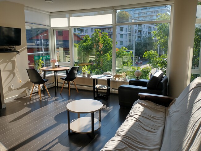 Photo du bâtiment - 108 1st Av W