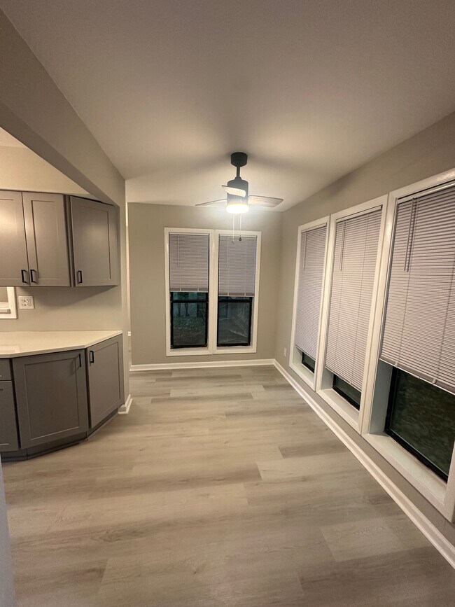 Foto del edificio - Room in Condo on Roberts Dr