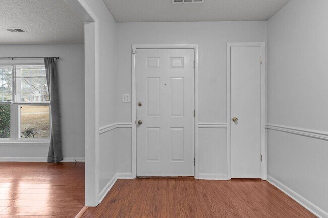 Foto del edificio - 6257 Lakehaven Dr