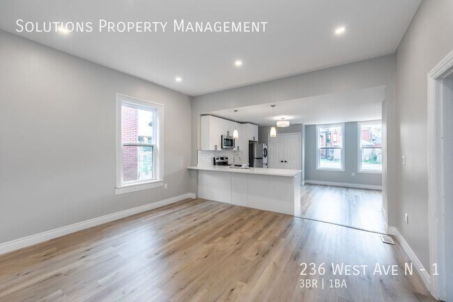 Photo du bâtiment - **Main Floor 3 Bedroom Victorian Stunner**