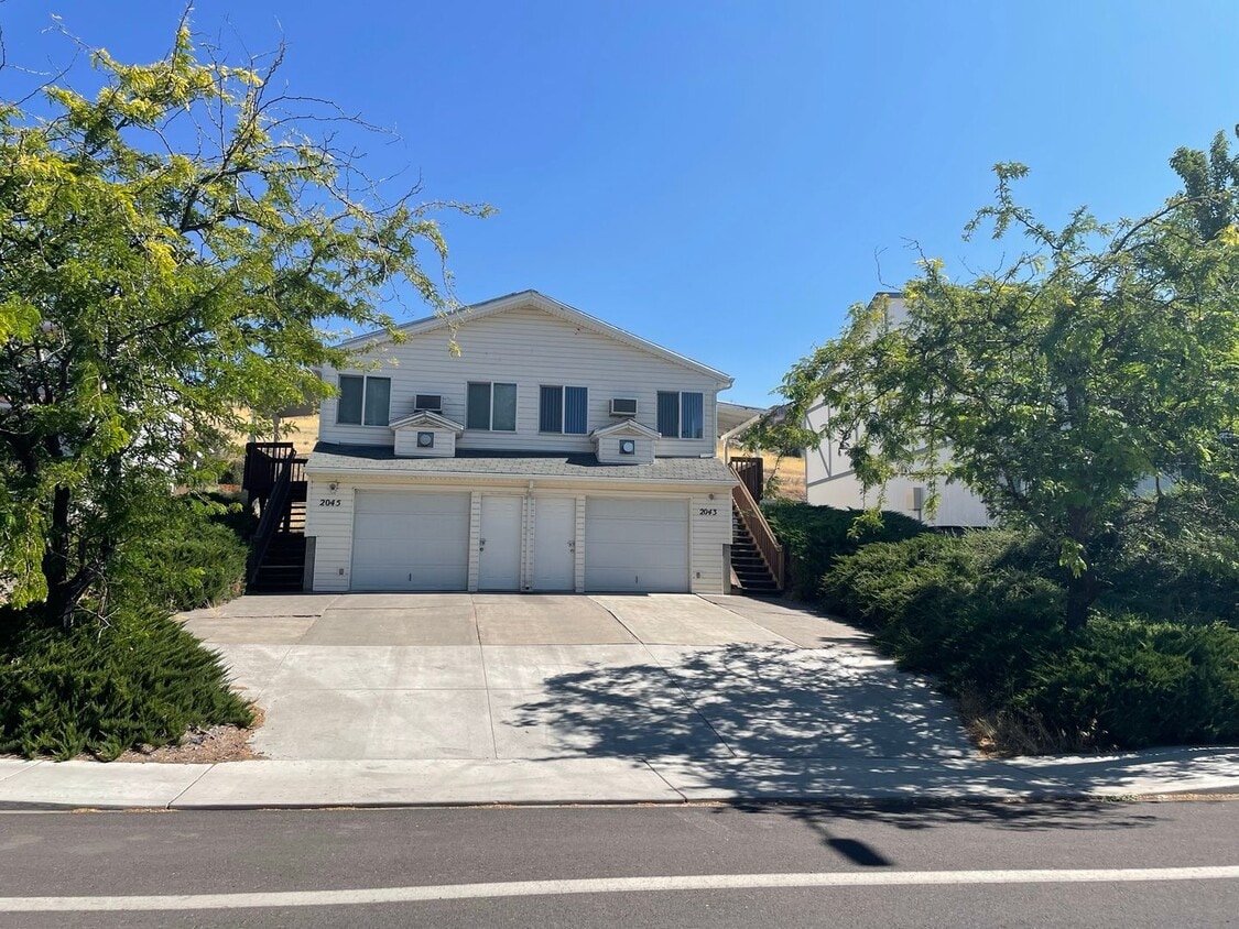 Primary Photo - 2 Bedroom Townhouse