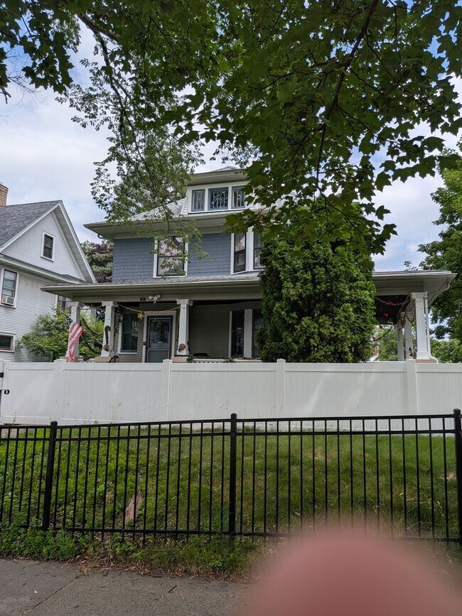 Foto del edificio - Charming 5-bedroom home in the heart of Hamline–Midway!