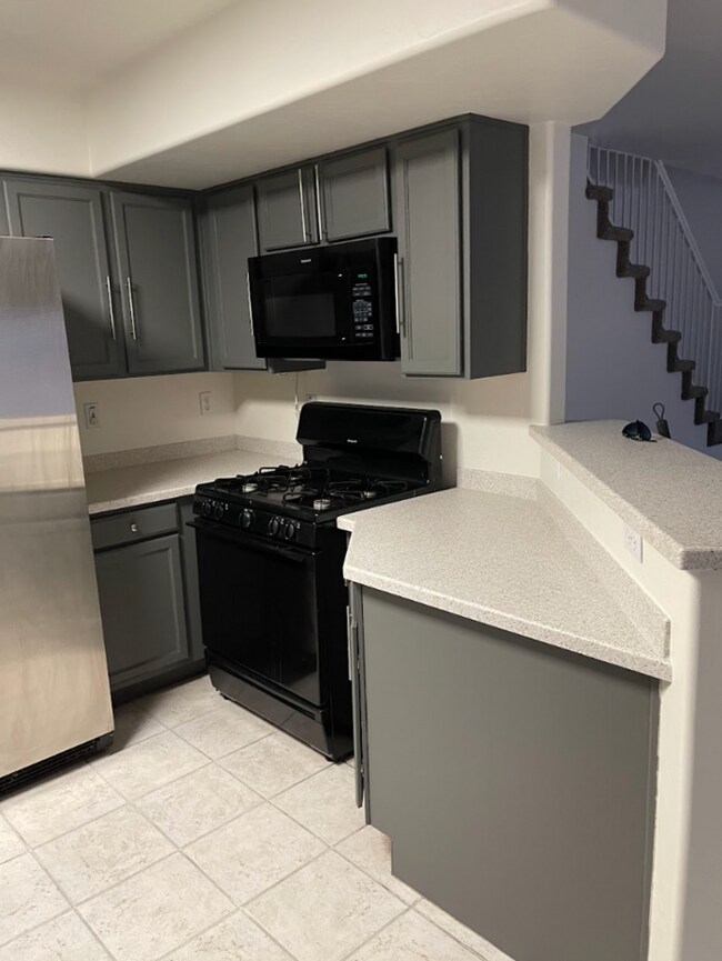 Foto del edificio - 3 Bed/2.5 Bath 2-Level Home with Loaded Kitchen! Washer/Dryer! Big backyard!