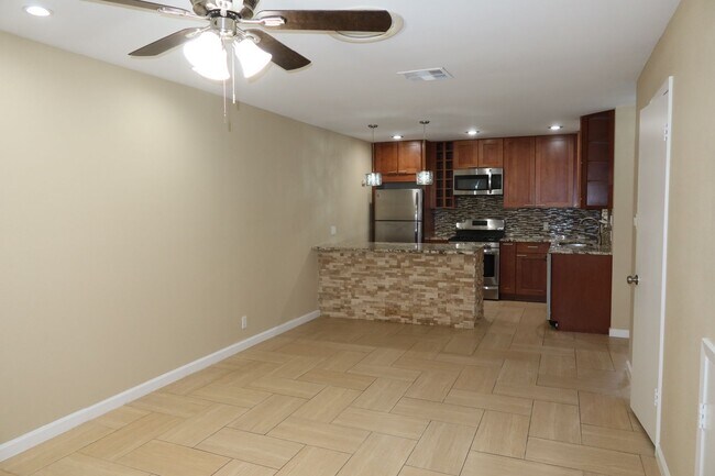 Building Photo - K246 - South Oak #102