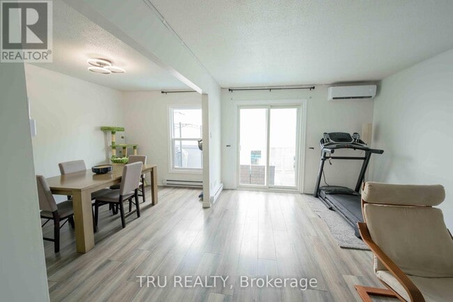 Photo du bâtiment - 825-825 Cahill Dr W