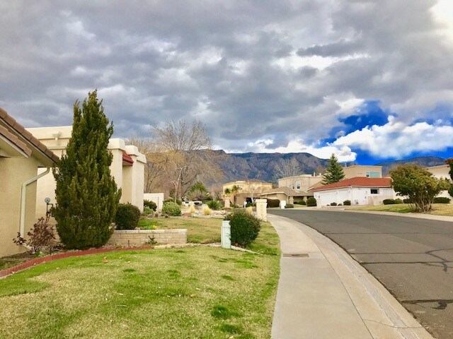Foto del edificio - 11701 Woodmar Ln NE