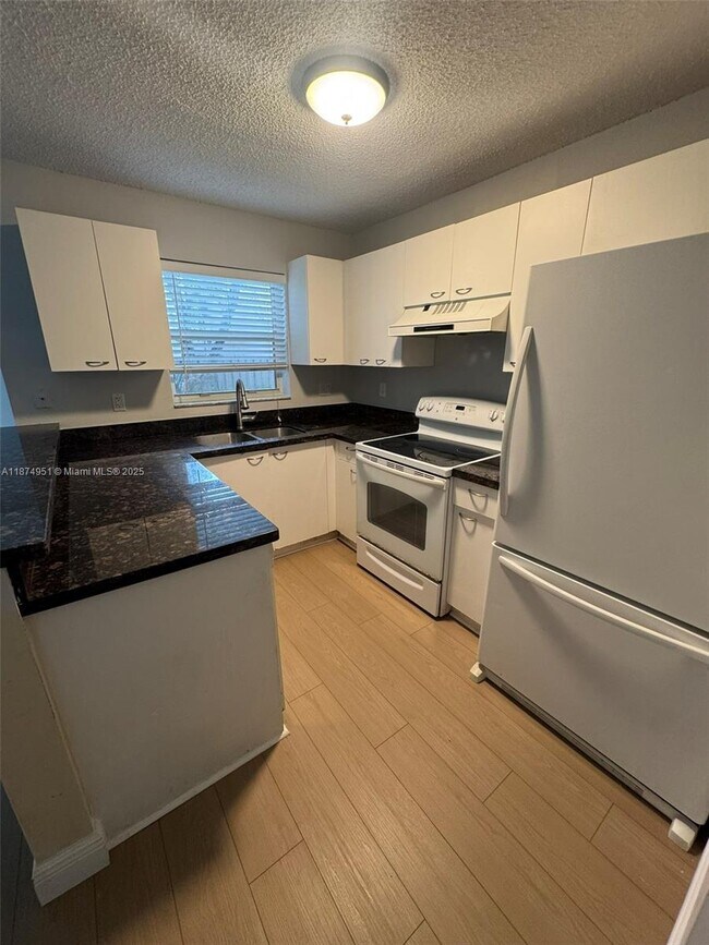 Foto del edificio - 10931 NW 12th Pl