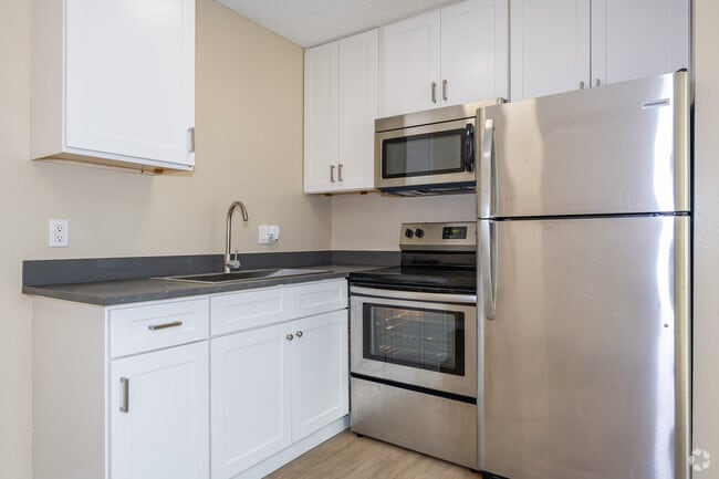 1BR, 1BA - 617SF - Kitchen - Pointe 38