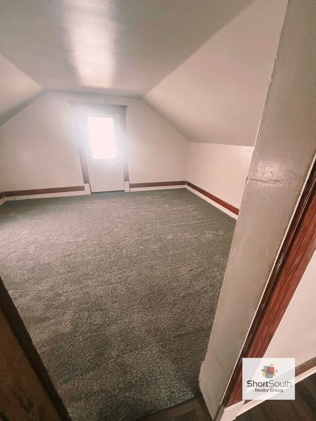Building Photo - Updated 1 Bed 1 Bath Upper unit