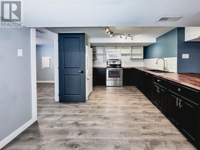 Building Photo - 726 Cummings Ave